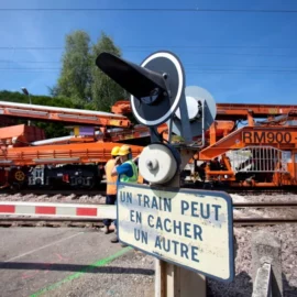 Engins moteurs qui passe un passage à niveau pour la formation initiale TES F : protection des circulations aux passages à niveaux.